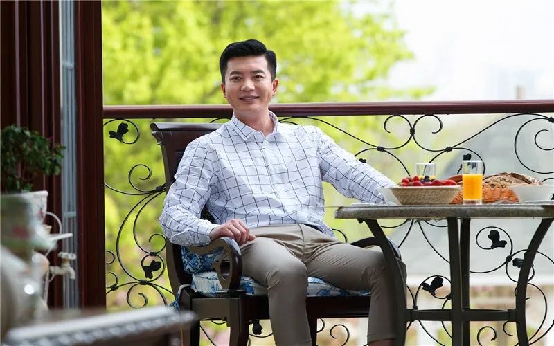 明明手里没钱,为什么有些中年人还想着创业呢?深度解析!