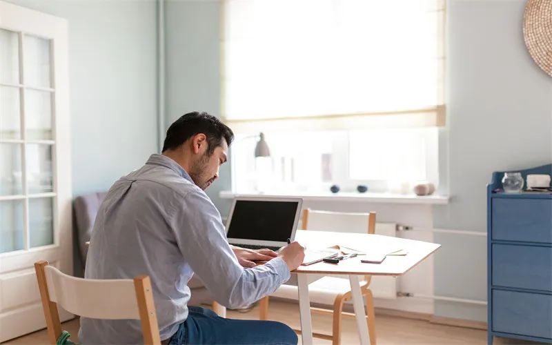 现在除了上班,一个人做什么,有可能实现月收入2万以上?