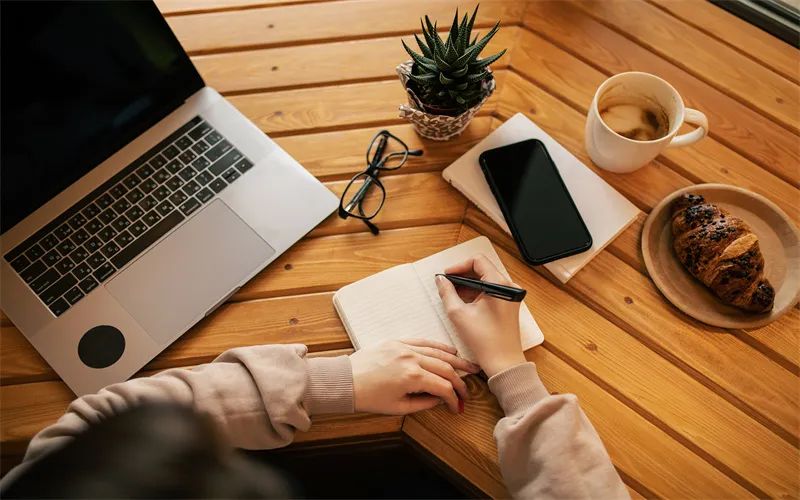 现在除了上班,一个人做什么,有可能实现月收入2万以上?