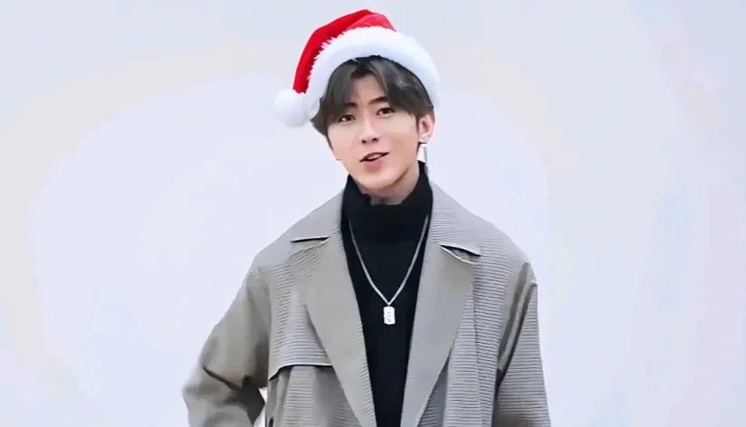 10秒钟用AI给你的头像戴上圣诞帽，P图软件可以歇歇了。