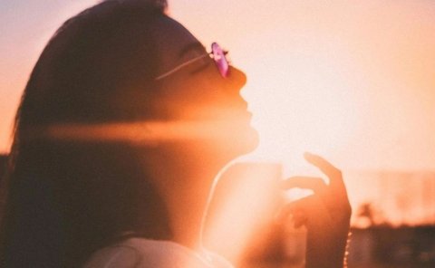 如何利用剪映app一键更换视频动态背景,实现无缝转场?案例+全流程解析