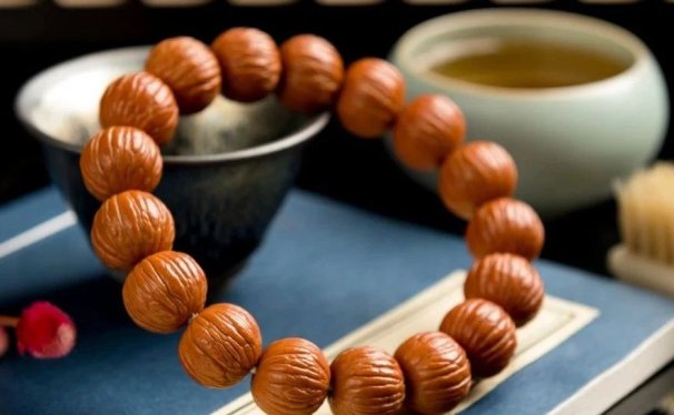 进价1.5元,200元卖出!卖手串的独立站究竟有多暴利